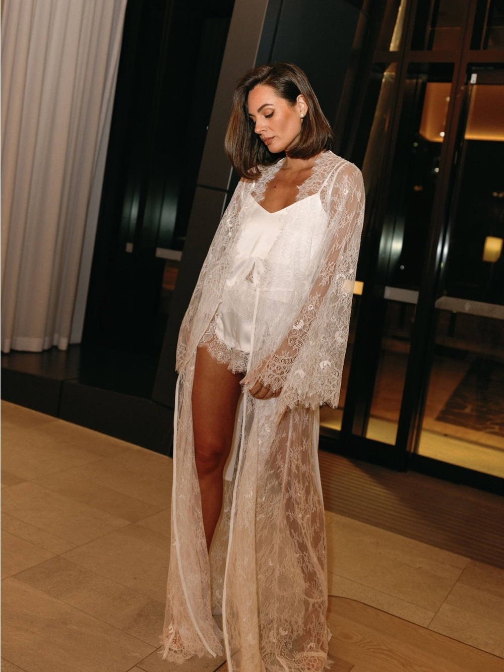 Le Rose - White lace robe and lace trim cami set